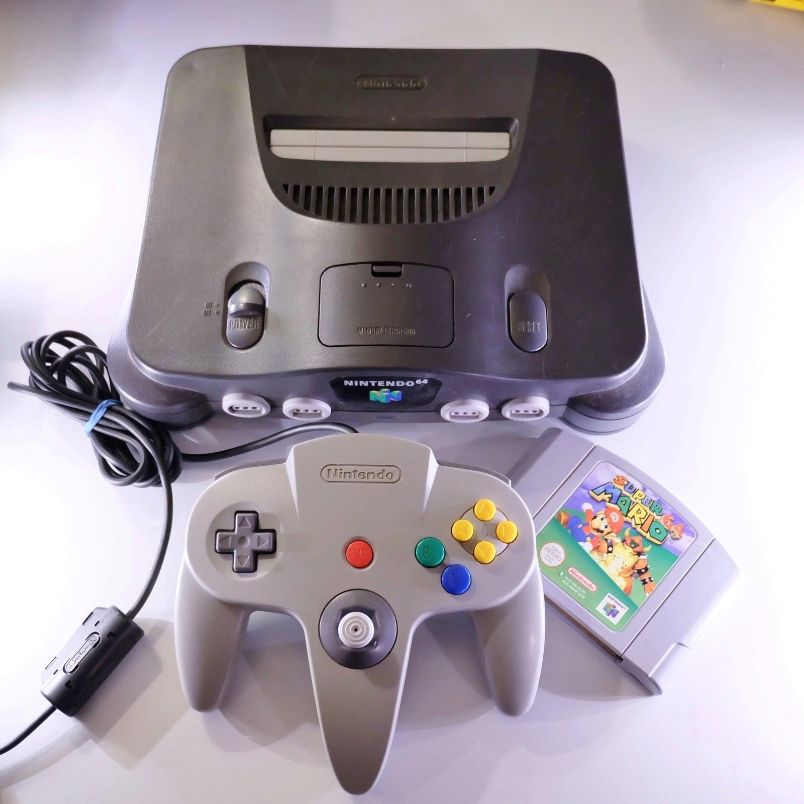Nintendo 64 Konsole mit Super Mario 64 und Autorennspiel