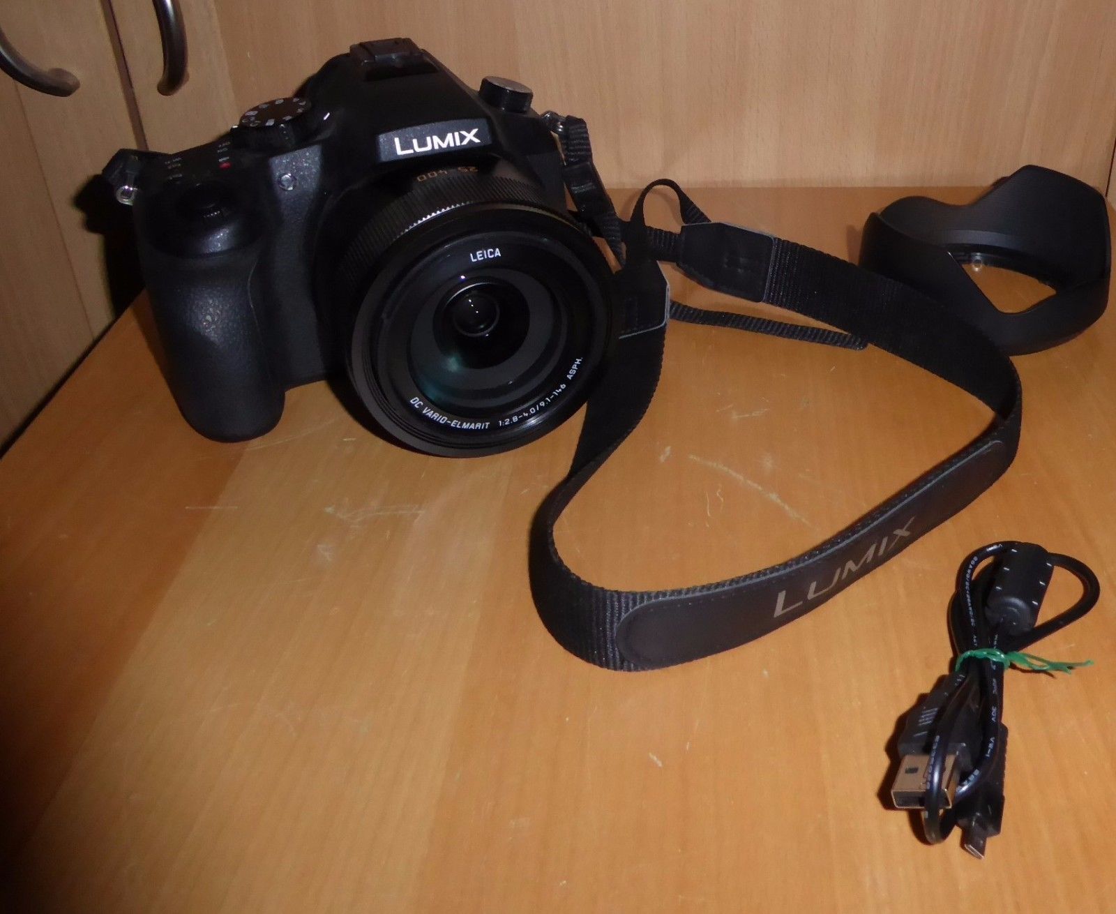 Panasonic LUMIX DMC-FZ1000 20.1MP Digitalkamera - Schwarz (Kit mit DC 25-400mm) 