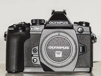 Olympus OM-D E-M1 16,3 MP Digitalkamera - Schwarz, mit Restgarantie