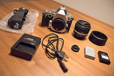 Nikon Df Vollformat FX 16.2MP - Silber (Kit mit AF-S 50mm f1.8 Objektiv)