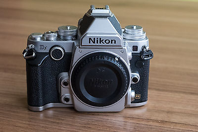 Nikon Df 16.2MP Digitalkamera - Silber (Nur Gehäuse) - Restgarantie