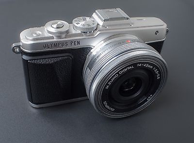 Olympus PEN E-PL7 16,1 MP Digitalkamera - Silber (Kit mit II R 14-42mm Objektiv)