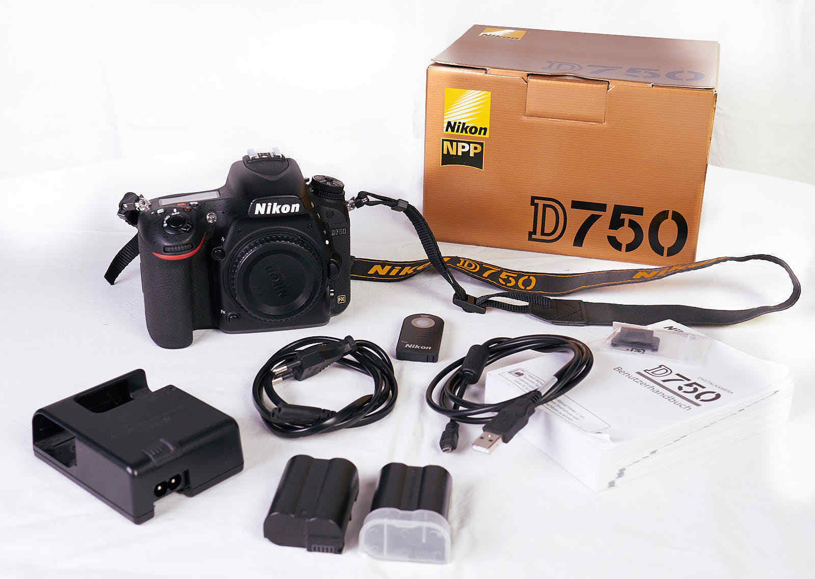Nikon D750 FX Full Frame 24.3MP Full HD Video Wifi Camera Body almost new