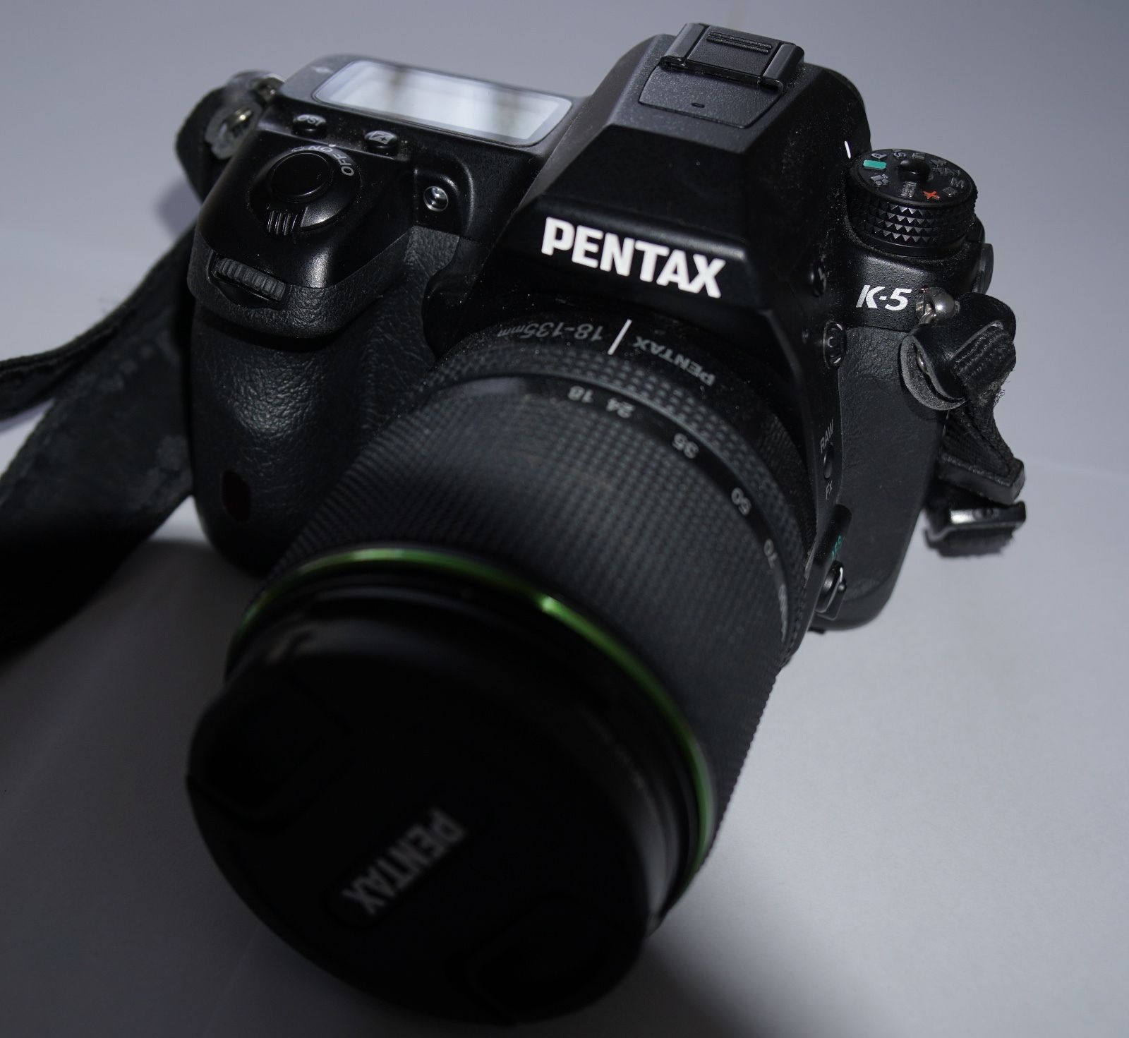 Pentax K K-5 16,3 MP Digitalkamera mit Pentax 18-135 mm WR Objektiv