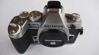 Olympus OM-D E-M1 16.0MP Digitalkamera - Silber (Kit mit Nur GehÃ¤use Objektiv)