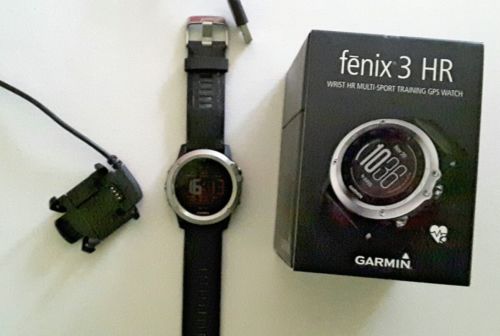 Garmin Fenix 3 hr, silber mit schwarzem Armband aus Silikon 