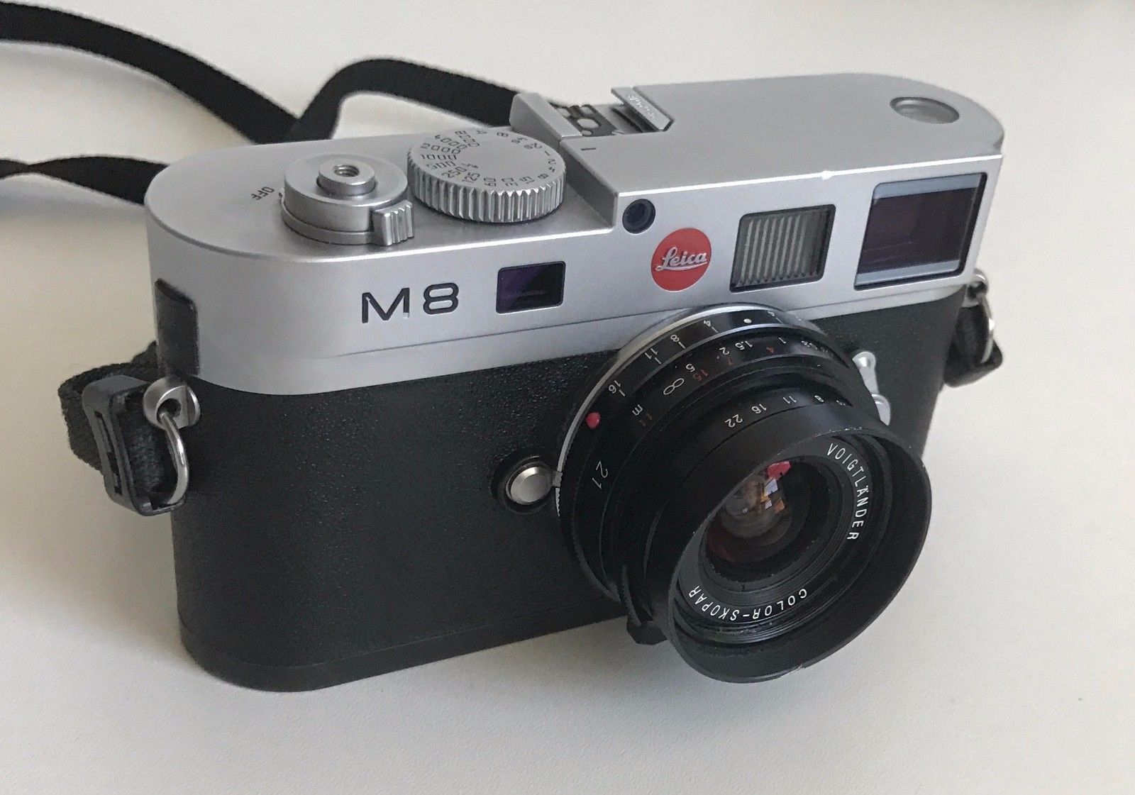 Leica M8 10,3 MP Digitalkamera - Silber +  Voigtländer Color Skopar 21 mm F4