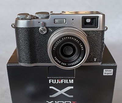 Fuji X-100T Digitalkamera silber mit Handgriff, wie neu