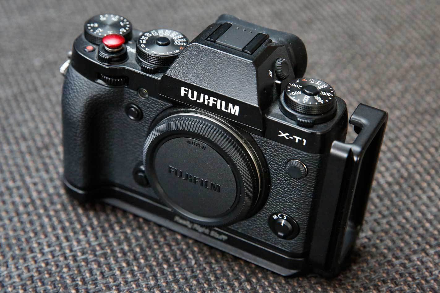 Fujifilm X-T1 Gehäuse mit RRS L-Bracket und Lensmate Soft Release Button