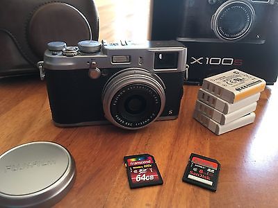 Fujifilm X100S 16.3MP - top Digitalkamera mit Zubehörpaket - Silber (EFL 23mm)