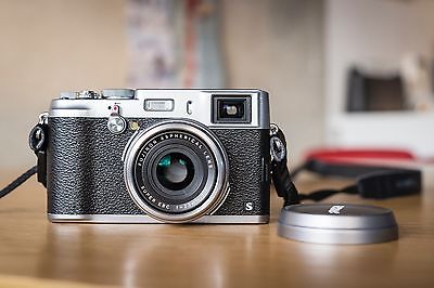 Fujifilm X series X100S 16.3MP Digitalkamera - Silber 2/23mm (entspricht KB 35mm