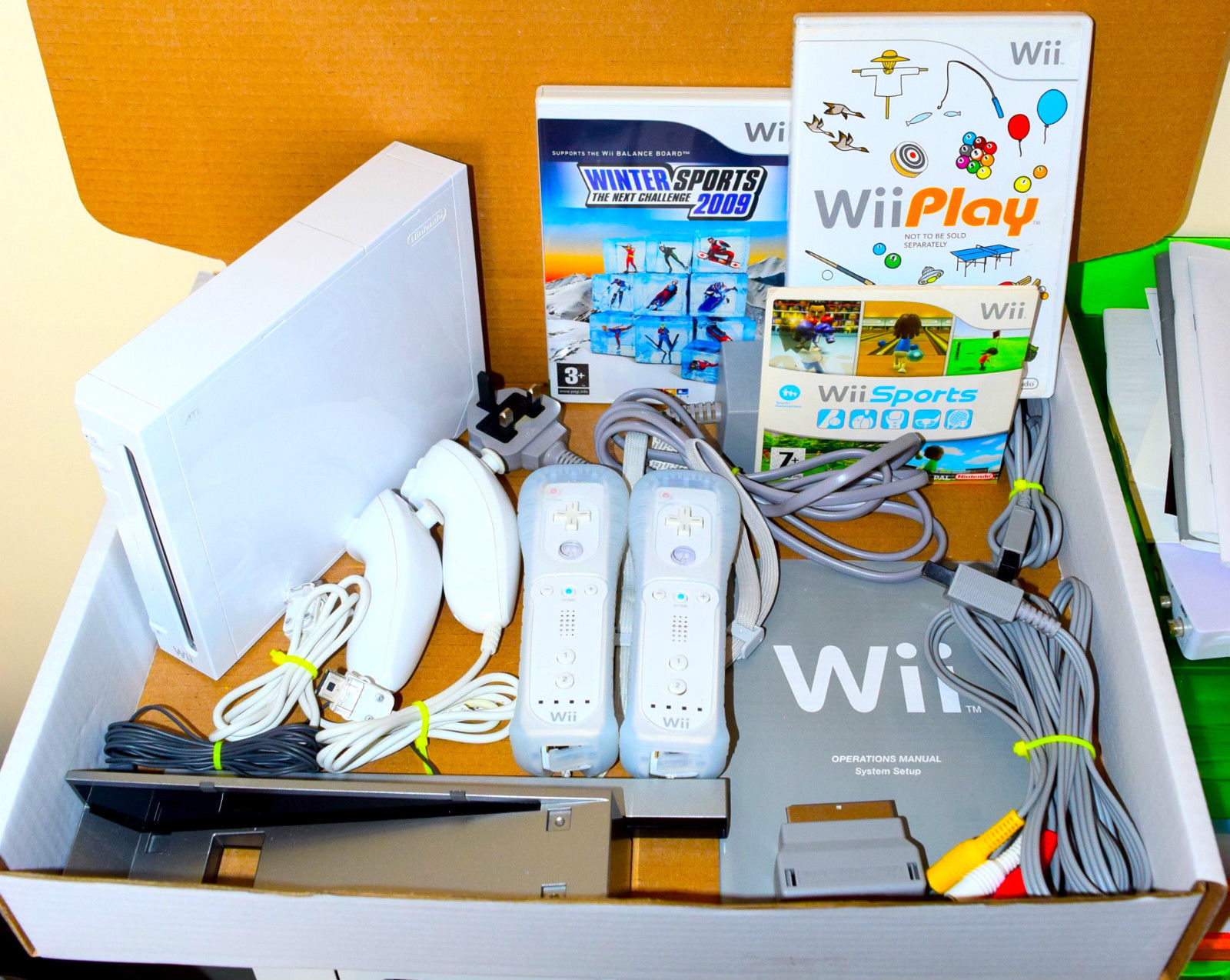 White Nintendo Wii Console 2 Remotes 2 Nunchucks 24 Games Wii Sports & Play+GIFT