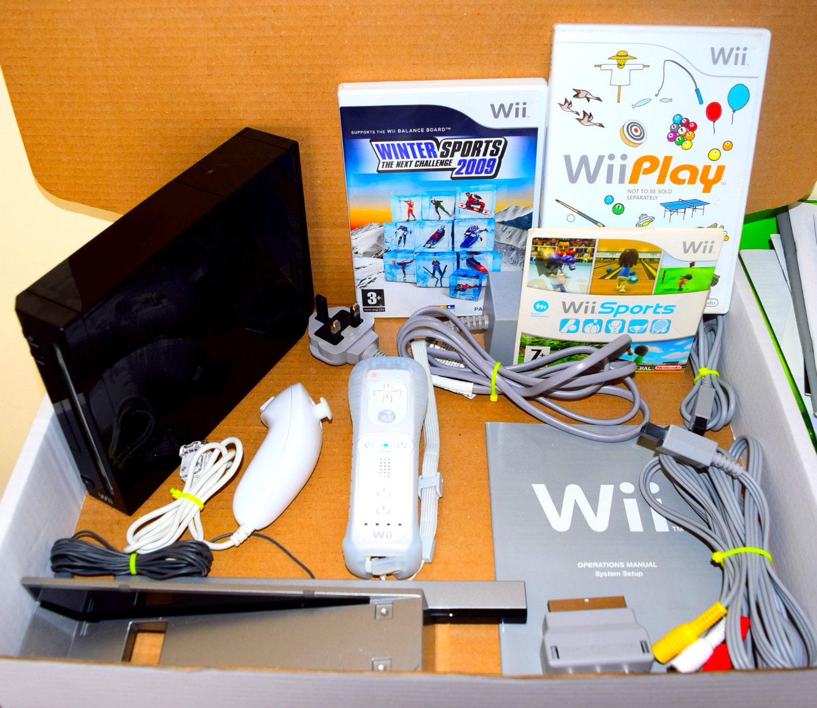 Black Nintendo Wii Console PAL, Remote, Nunchuck, 24 Games (Wii Sports & Play)