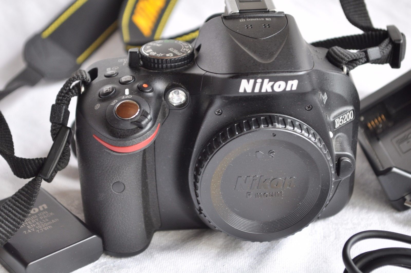 Nikon D5200 DSLR-Kamera Gehäuse, 24.1 MP, Auslösungen NUR 327
