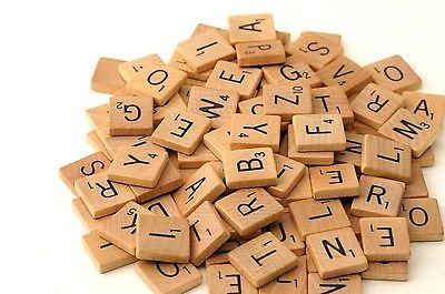 110 Scrabble Ersatzteile Holz Buchstaben mit Zahlen Spielzubehoer Brettspiel 