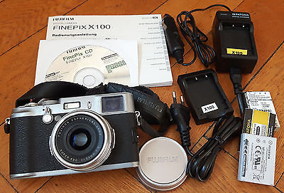 Fujifilm Finepix X100 silber + Zubehörpaket - hochwertige Kamera im Retro-Look 