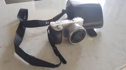 Sony Alpha 6000 24,3 MP Digitalkamera - Silber (mit 16-50mm Objektiv)