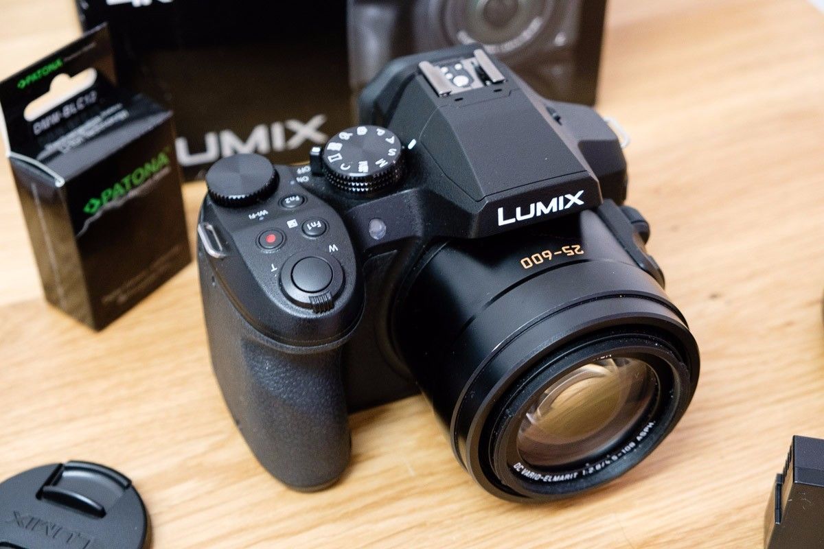 Panasonic LUMIX DMC-FZ300 12.1 MP Digitalkamera - fast neu von Mai 2017