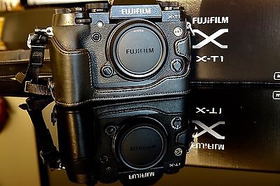 Fujifilm X-T1 black Body inkl. Zubehörpaket! Tasche Fujifilm F BLC-XT1 + 3 Akkus