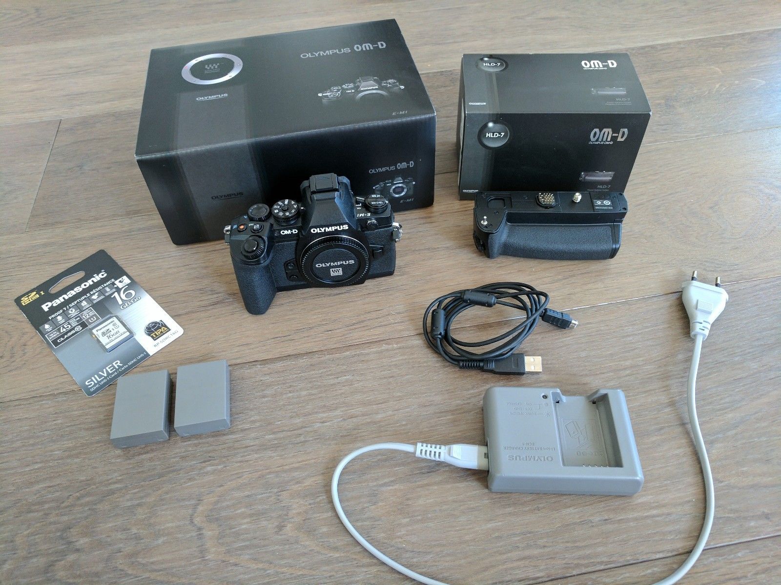 Olympus OM-D E-M1 16MP Digitalkamera Schwarz inkl. Batteriegriff & Zubehörpaket
