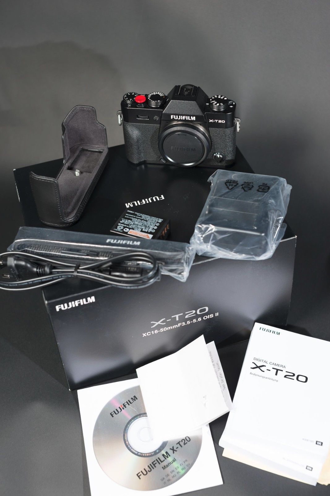 Fujifilm X-T20 24.3MP Digitalkamera - Schwarz, nur Gehäuse, mit Lederhülle