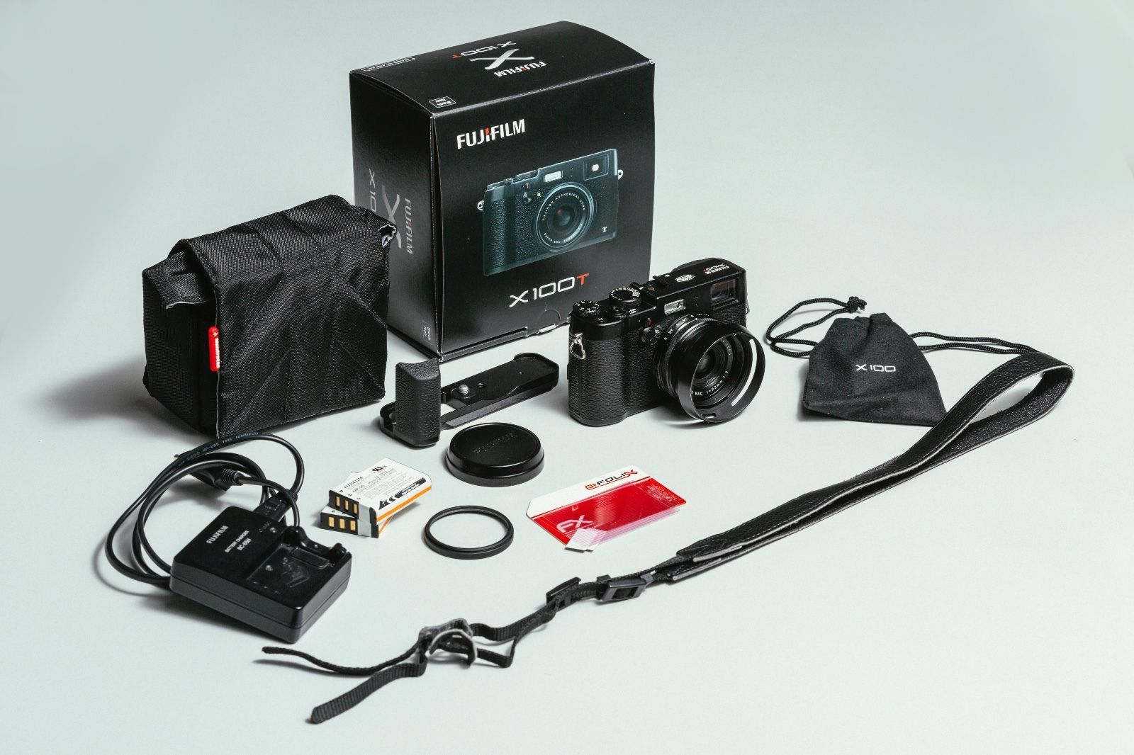 Fujifilm X100T – Schwarz – mit Handgriff (MHG-X100)
