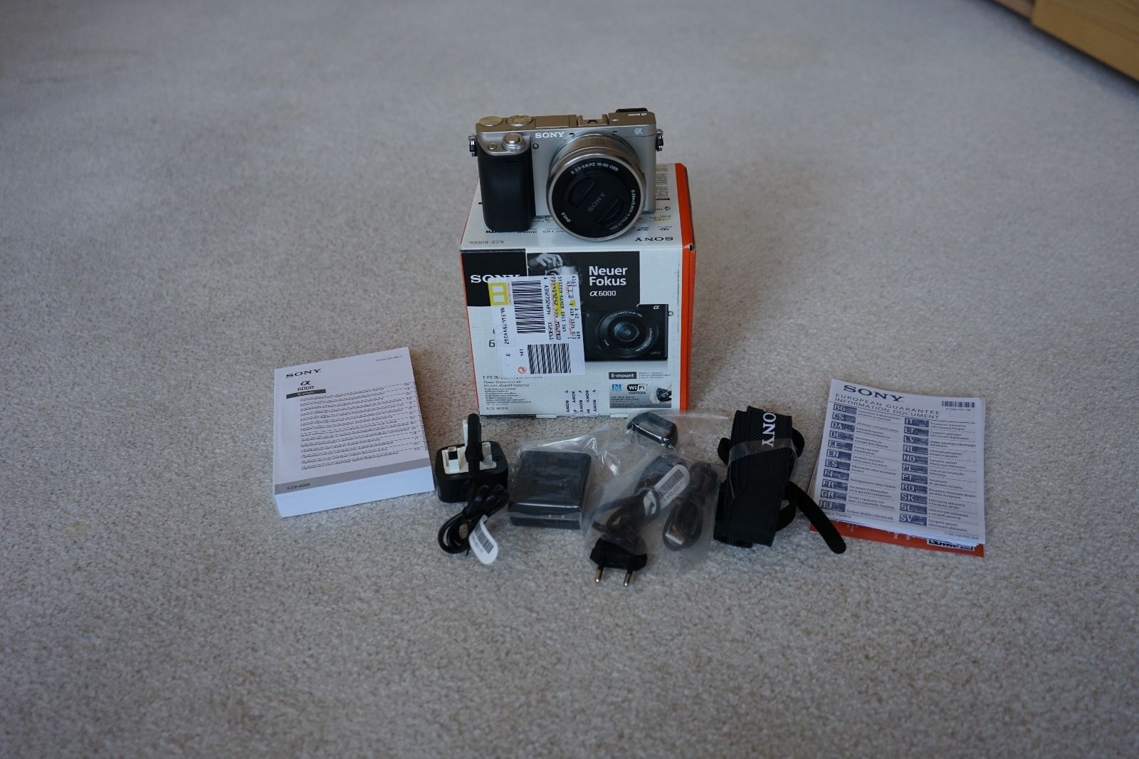 Sony Alpha ILCE-6000 24,3 MP Digitalkamera - Silber mit Kitobjektiv 16-50 OSS