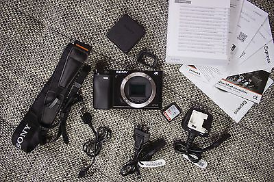 Sony Alpha ILCE-6000 24.3 MP Digitalkamera - Schwarz (Nur Gehäuse) + 32GB SD