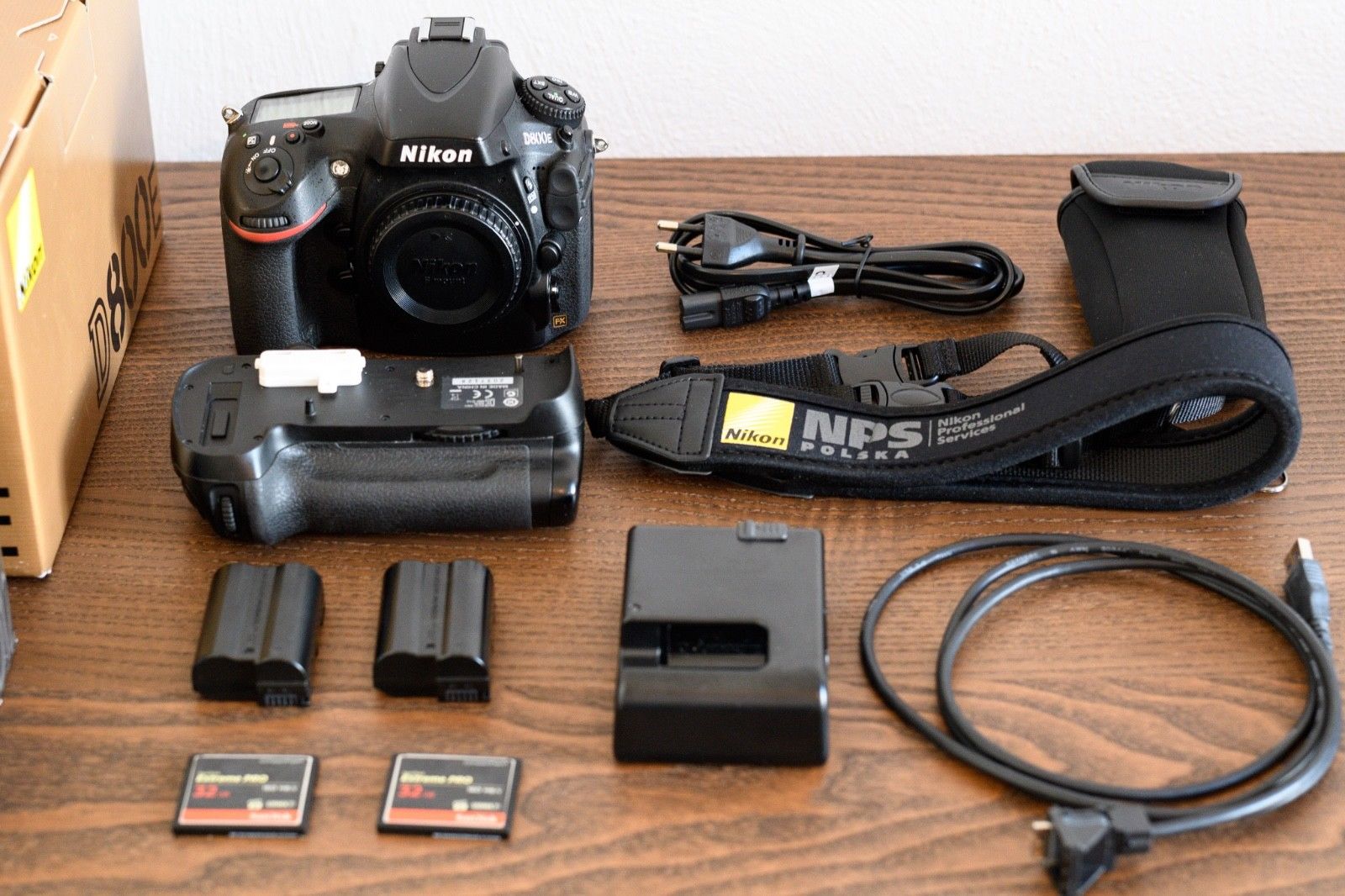 Nikon D800E 36.3 MP - 55k, extra MB-D12 grip, Zubehörpaket (Nur Gehäuse)