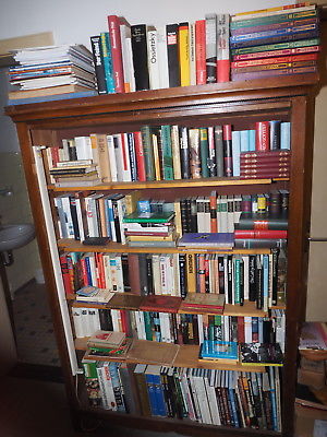 Ein Schrank und ein großes Hängeregal - knallvoll mit Büchern a. Nachlass