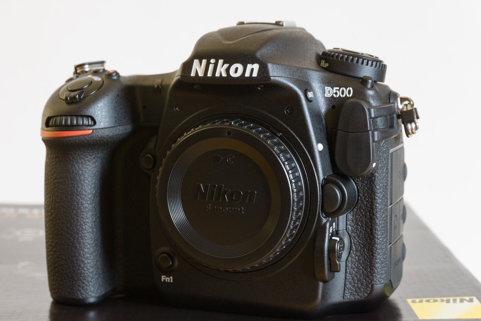 Nikon D500 20.9MP Digitalkamera - (Nur Gehäuse) NEUWERTIG mit Herstellergarantie