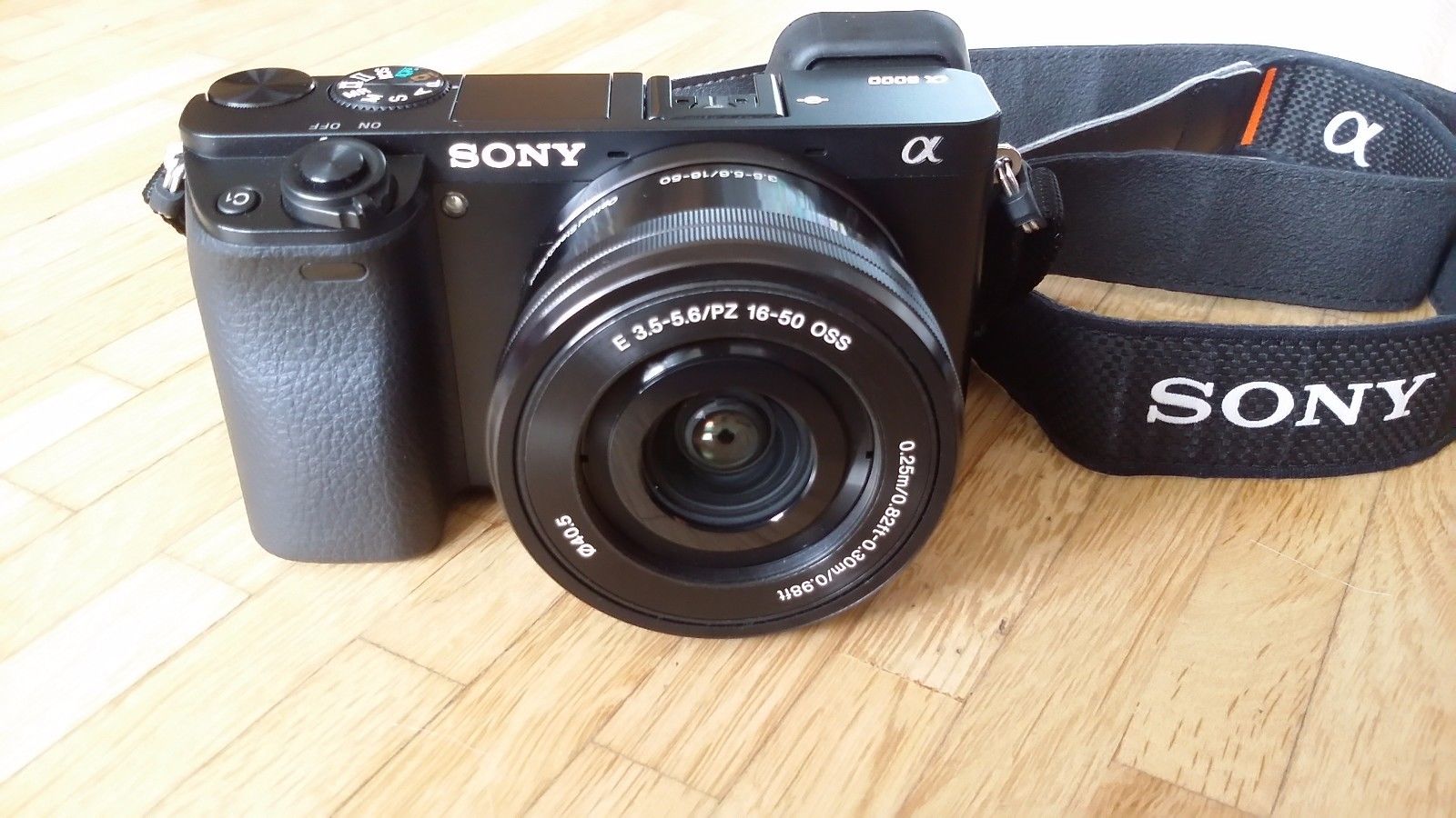 Sony Alpha 6000, 24.3 MP Systemkamera, Objektiv 16-50mm schwarz + Travel charger