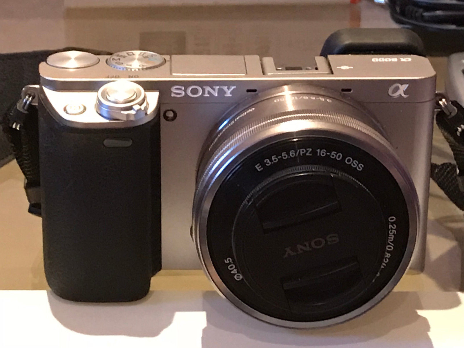 Sony Alpha ILCE-6000L 24.3 MP SLR-Digitalkamera - Silber (Kit m/ E PZ 16-50mm)