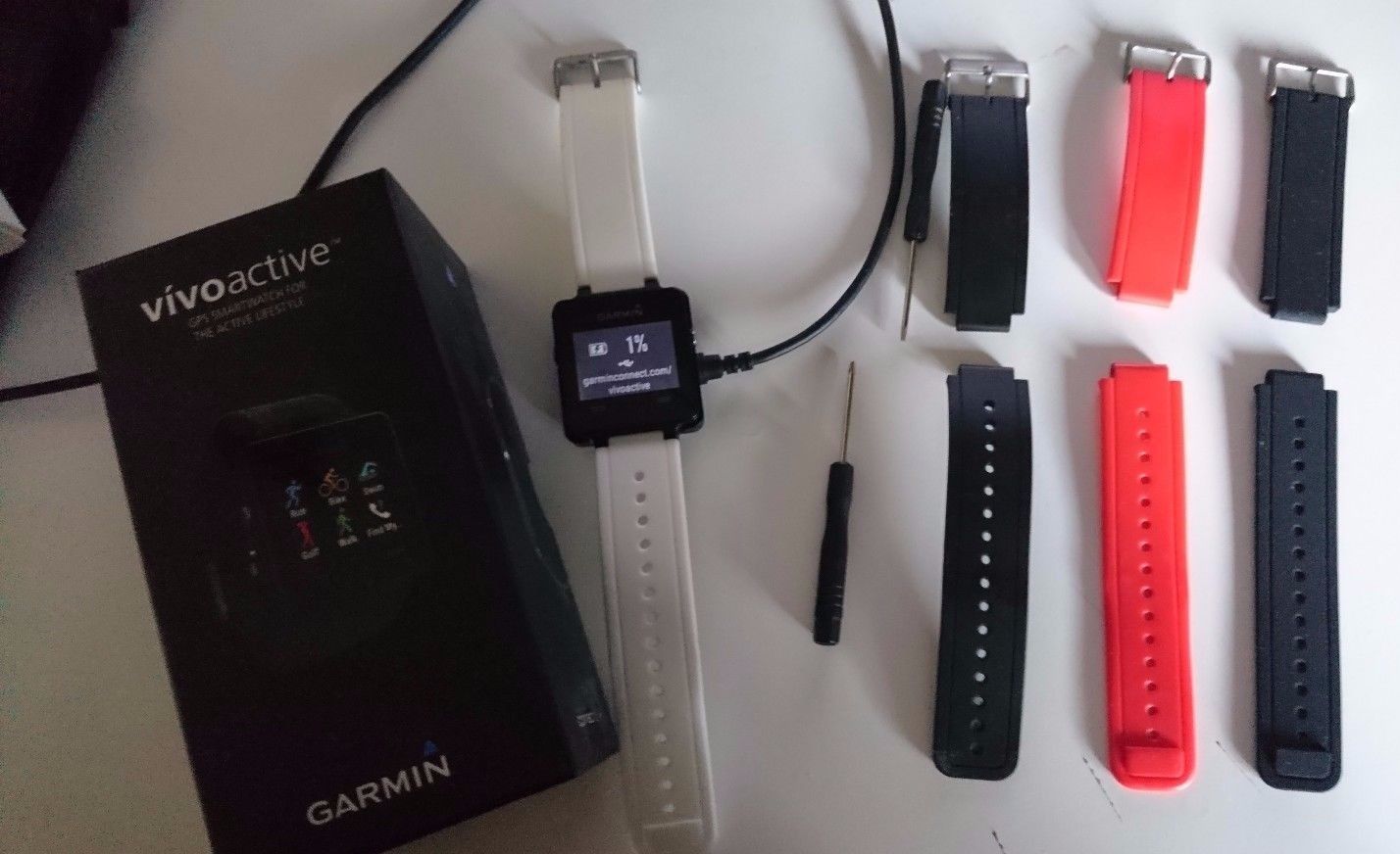 Garmin Vivoactive Fitness Tracker Sport GPS-Smartwatch mit Zubehör