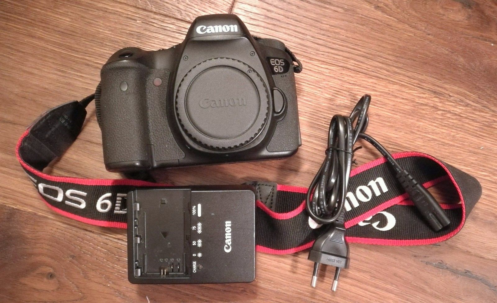 Canon EOS 6D, nur Gehäuse, mit Zubehörpaket (Data Becker Kamerahandbuch)
