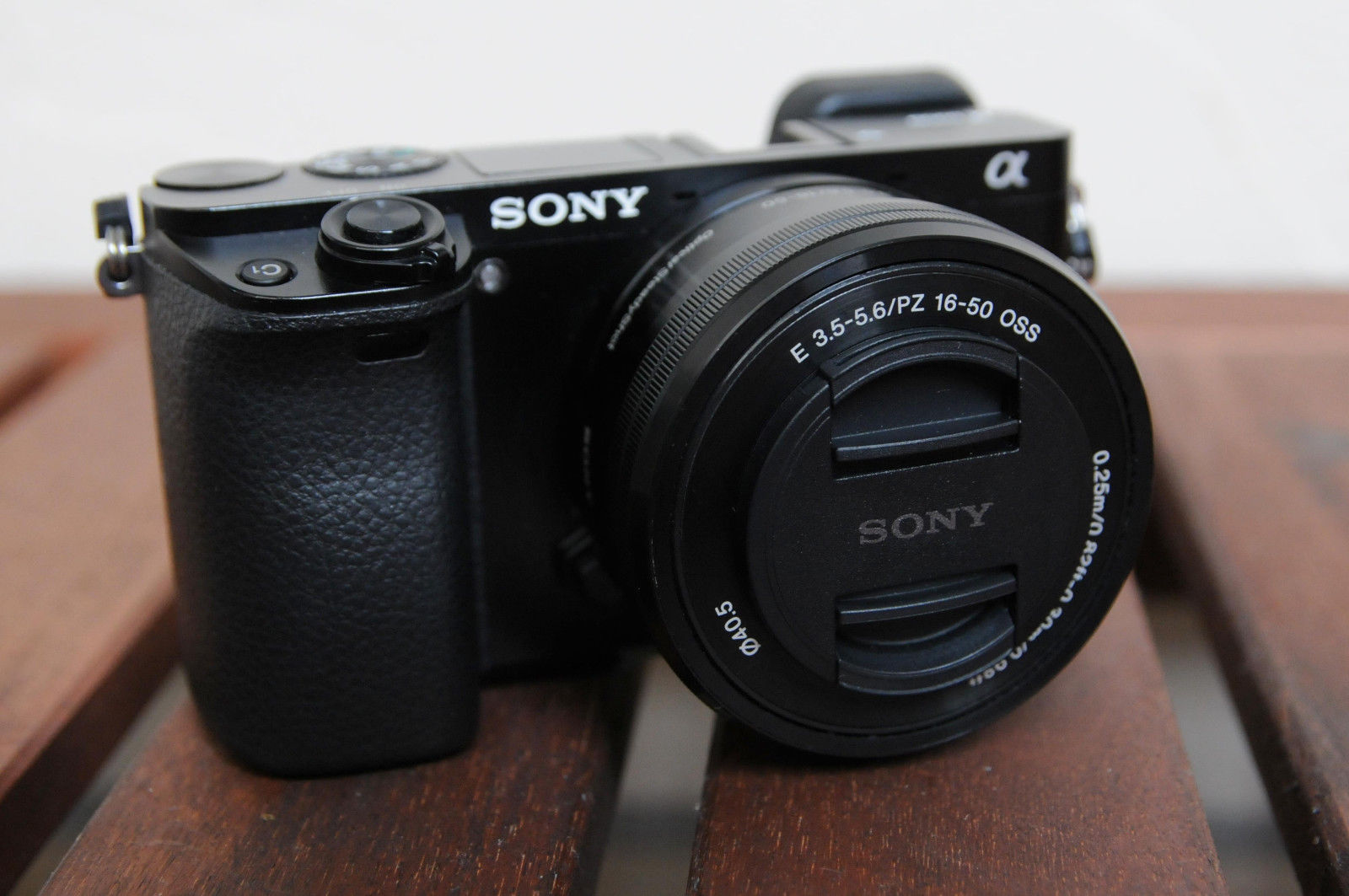 Sony Alpha 6000L 24.3 MP SLR-Digitalkamera - Schwarz mit 16-50mm f
