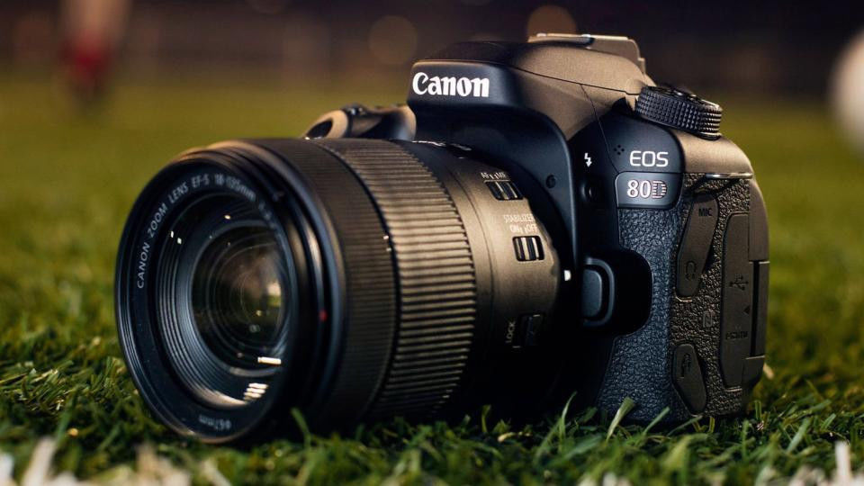 Canon EOS 80D (W) 24.2MP Digitalkamera - Schwarz - (EF-S 18-135 IS USM Kit)