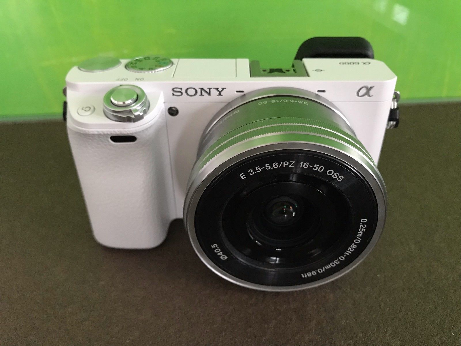 Sony Alpha 6000 Systemkamera inkl. SEL-P1650 (16-50 mm)  - weiß - Top Zustand
