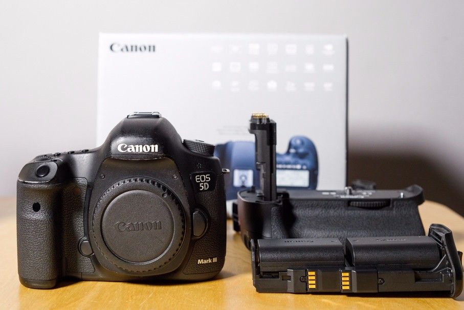Canon EOS 5D Mark III 22.3 MP SLR-Digitalkamera - inkl. Zubehörpaket