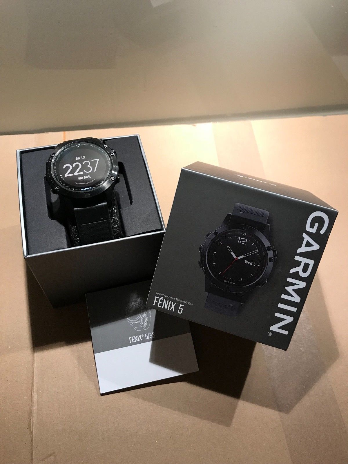 Garmin Fenix 5 Saphir GPS Smartwatch schwarz Edelstahl neuwertig