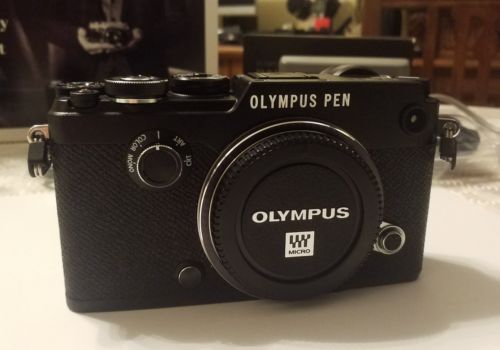 Olympus PEN-F 20.3MP Digitalkamera - Schwarz - Gehäuse + Lederhülle + Griff