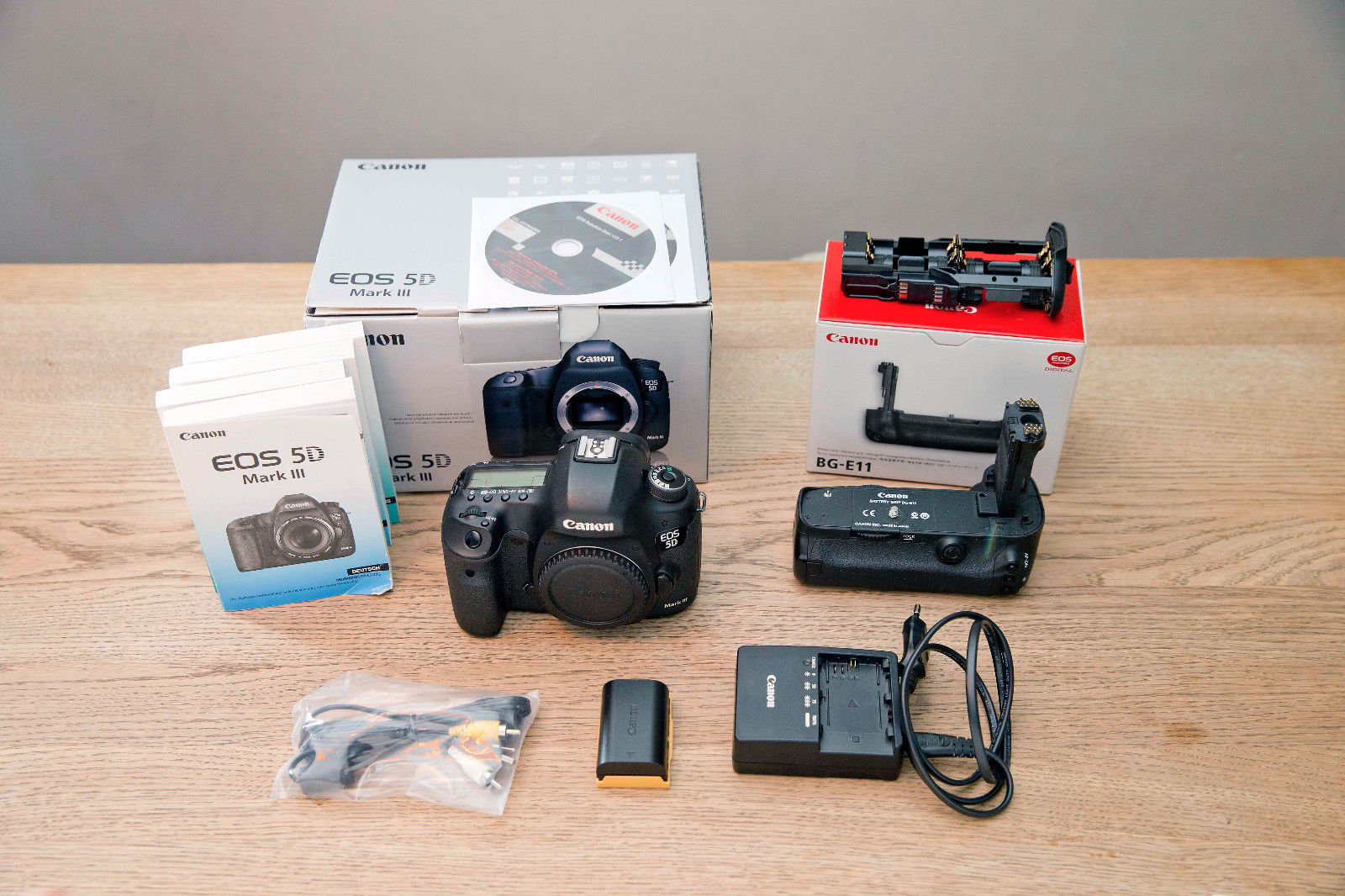 Canon EOS 5D Mark III 22.3 MP SLR-Digitalkamera - mit Batterie-Griff BG-E11