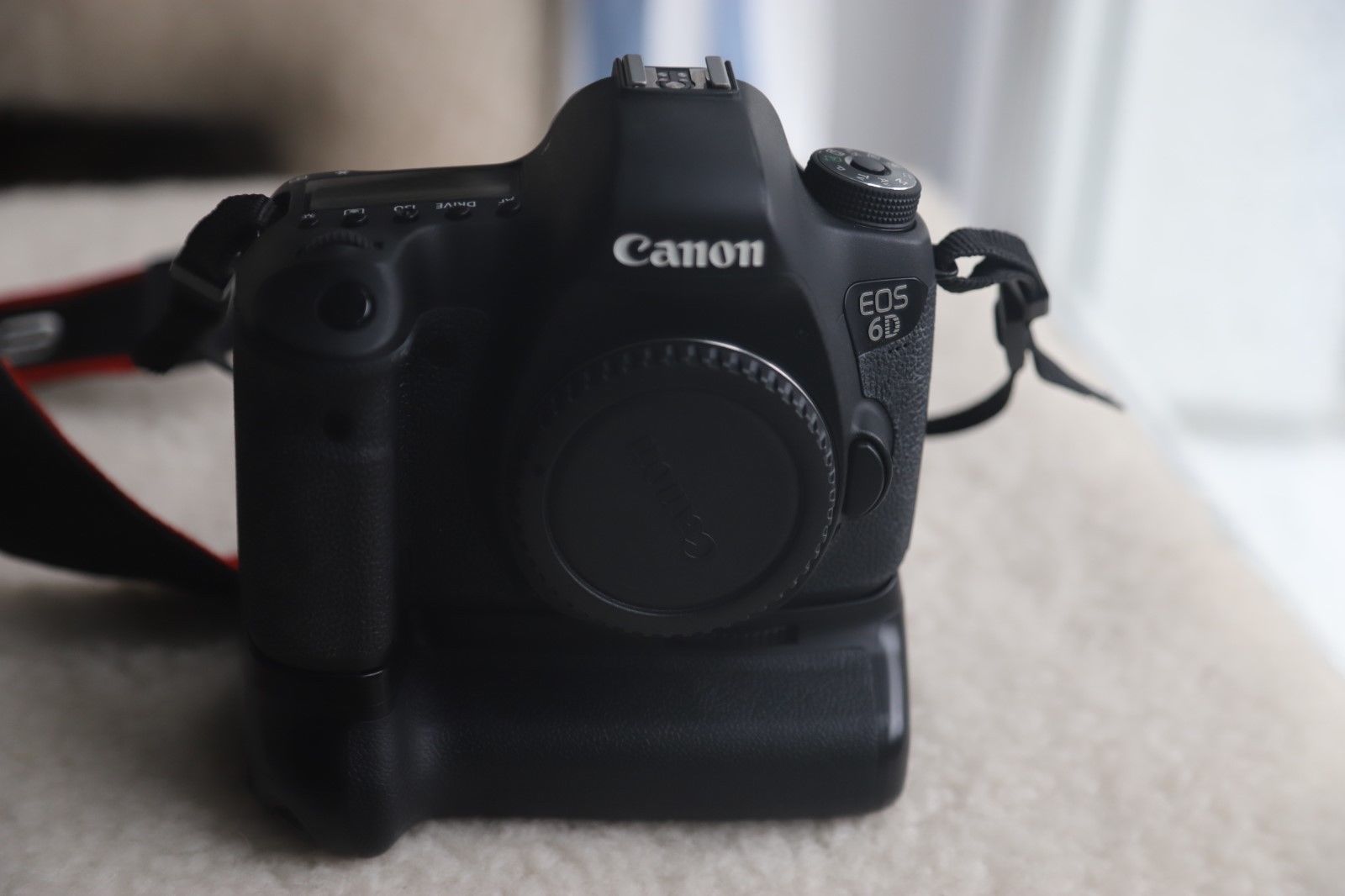 Canon EOS 6D Vollformatkamera ( nur Gehäuse ) mit Batteriegriff , Top Zustand