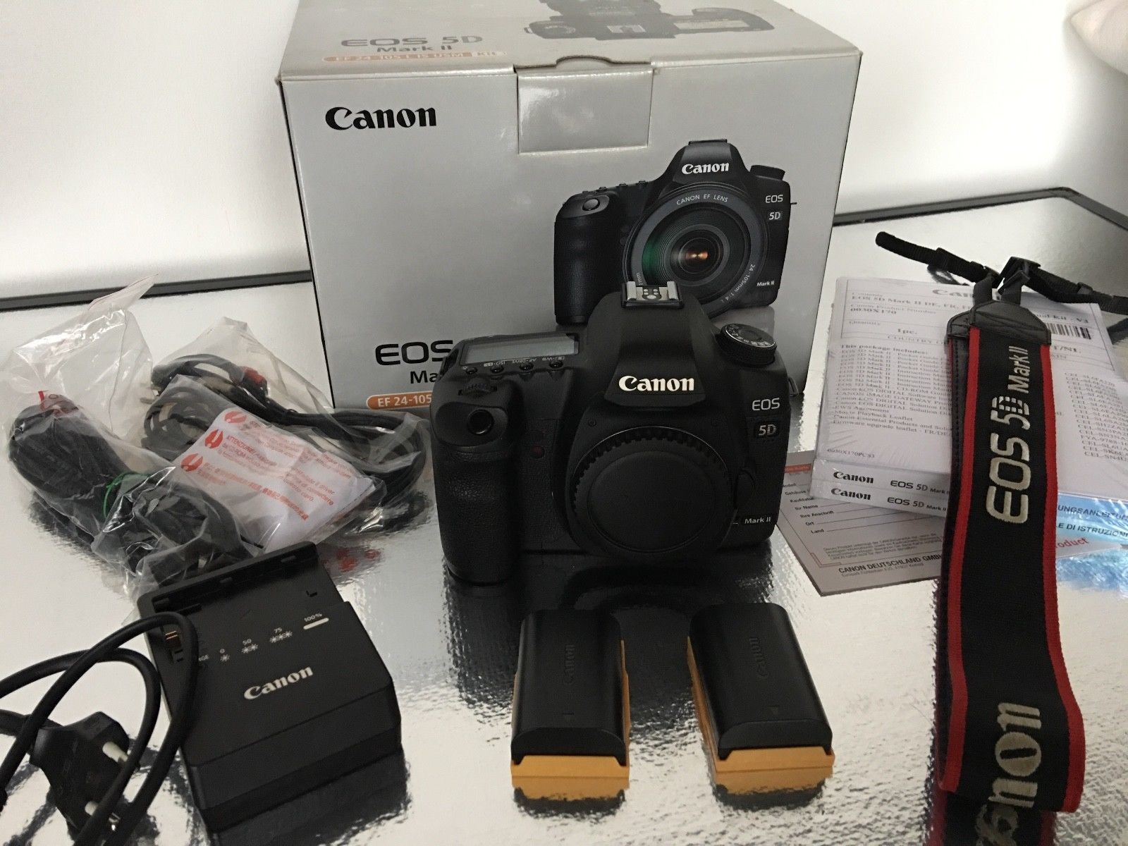 Canon EOS 5D Mark II (Vollformat, 21.1MP, 2300 Auslösungen)