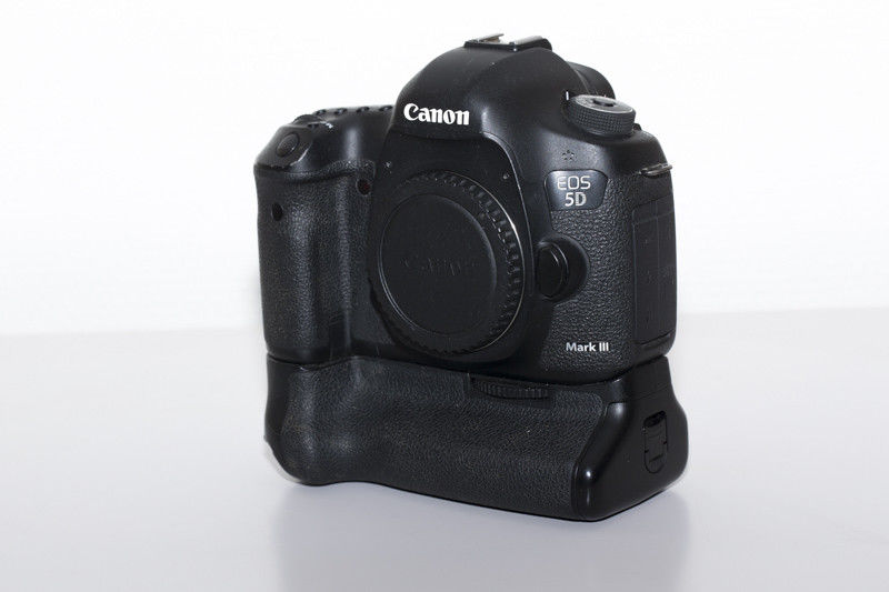 Canon EOS 5D Mark III mit Batteriegriff, 22.3 MP SLR-Digitalkamera  
