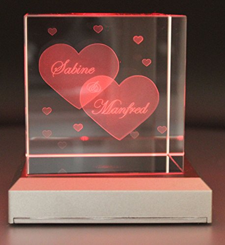 VIP-LASER Glaswürfel XL mit zwei großen Herzen und kleineren Herzen graviert. Wir gravieren auch noch Deine Wunschnamen kostenlos ein - das ideale Partner Geschenk zum Valentinstag, Jahrestag oder zur Verlobung! (mit LED-Leuchtsockel Silber)