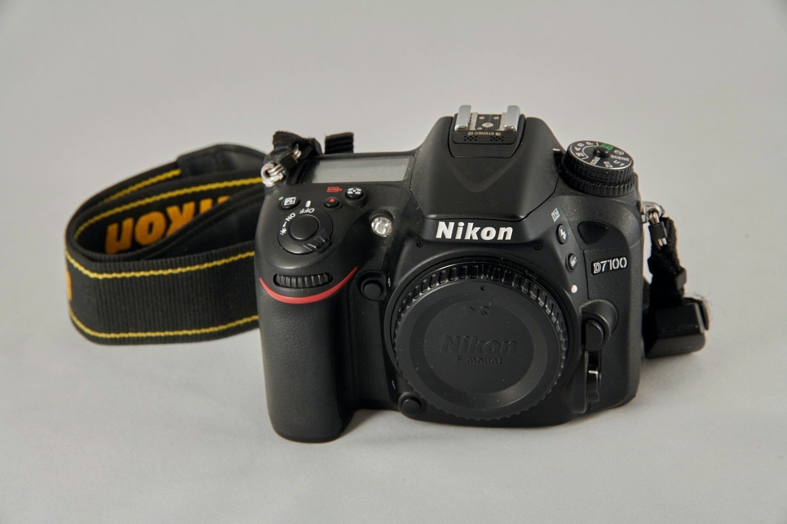 Nikon D7100 24.1 MP SLR-Digitalkamera  mit WLAN Wu-1a und Lederhülle TOP!