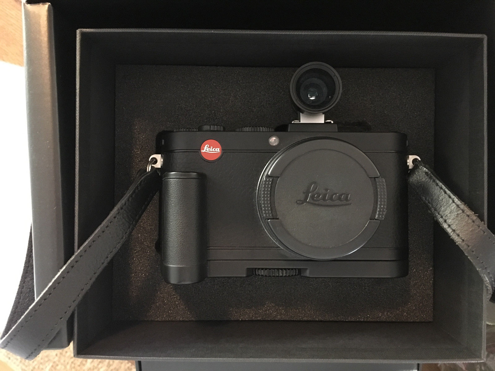 Leica X2 16.2MP Digitalkamera - Schwarz - mit Traumausstattung - Wie neu - OVP
