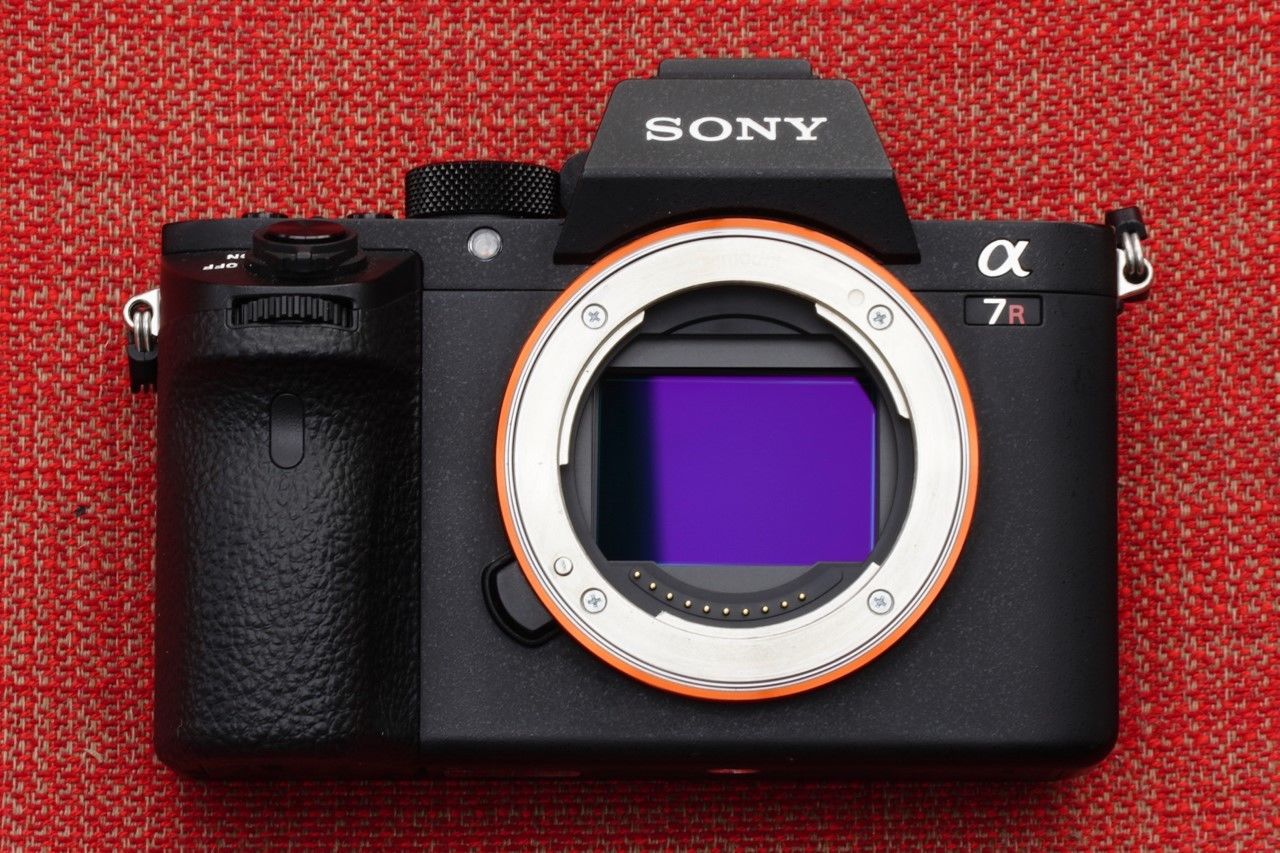 Sony Alpha ILCE-7RM2 42.4MP Digitalkamera - Schwarz (Kit mit E-Mount Objektiv)