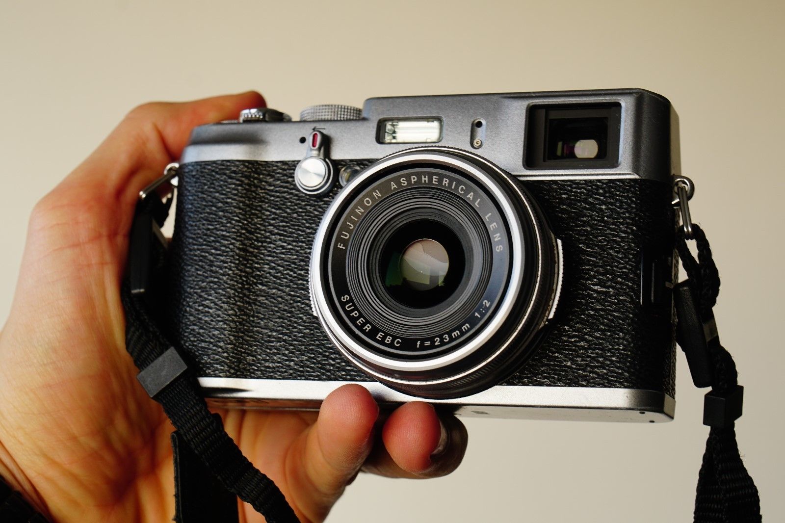 Fujifilm X100 mit Zubehörpaket 12MP Digitalkamera - Schwarz Silber Retro Fuji